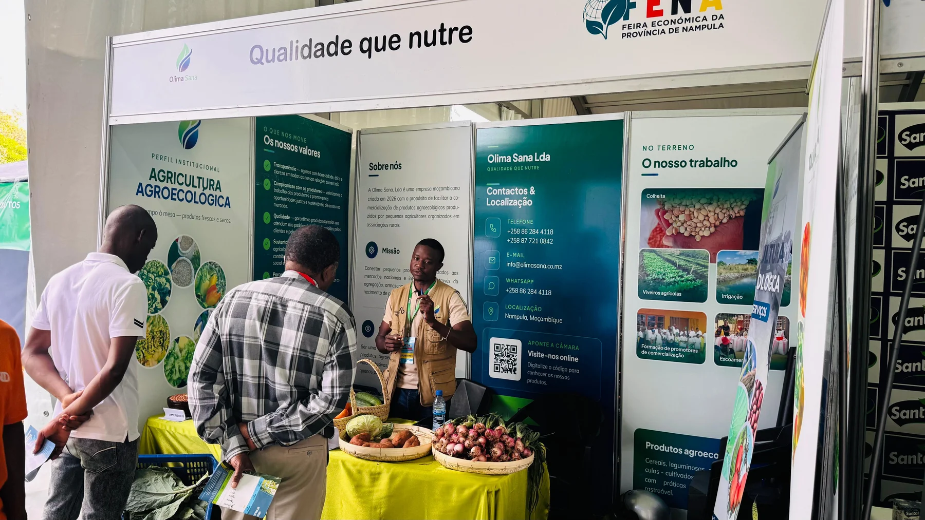 Visitantes no stand da Olima Sana durante a FENA 2026